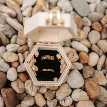 Snubní prstýnky v dřevěné krabičce