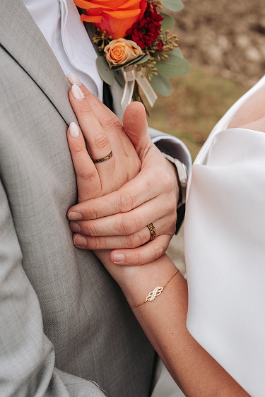 Detail snubních prstýnků a náramku