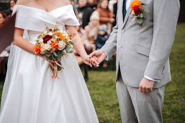 Detail svatební kytice a spojených rukou