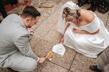 Tradiční zametání střepů z talíře