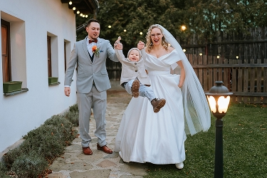 Renča a Adam houpou syna za ruce