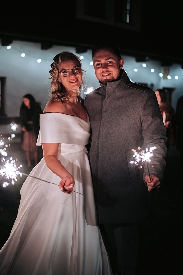 Novomanželé s prskavkami